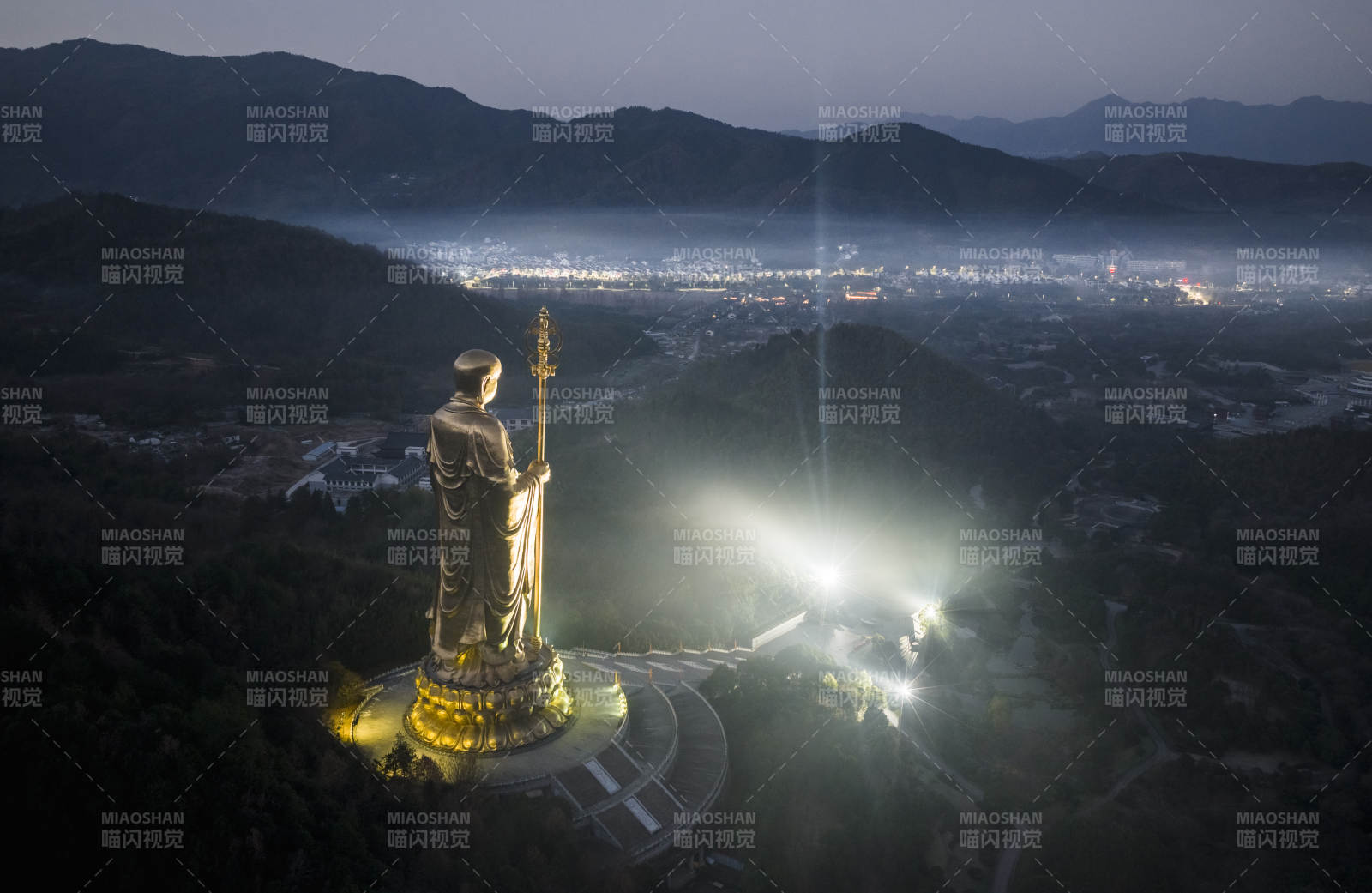 夜幕下的圣母像-摄影图