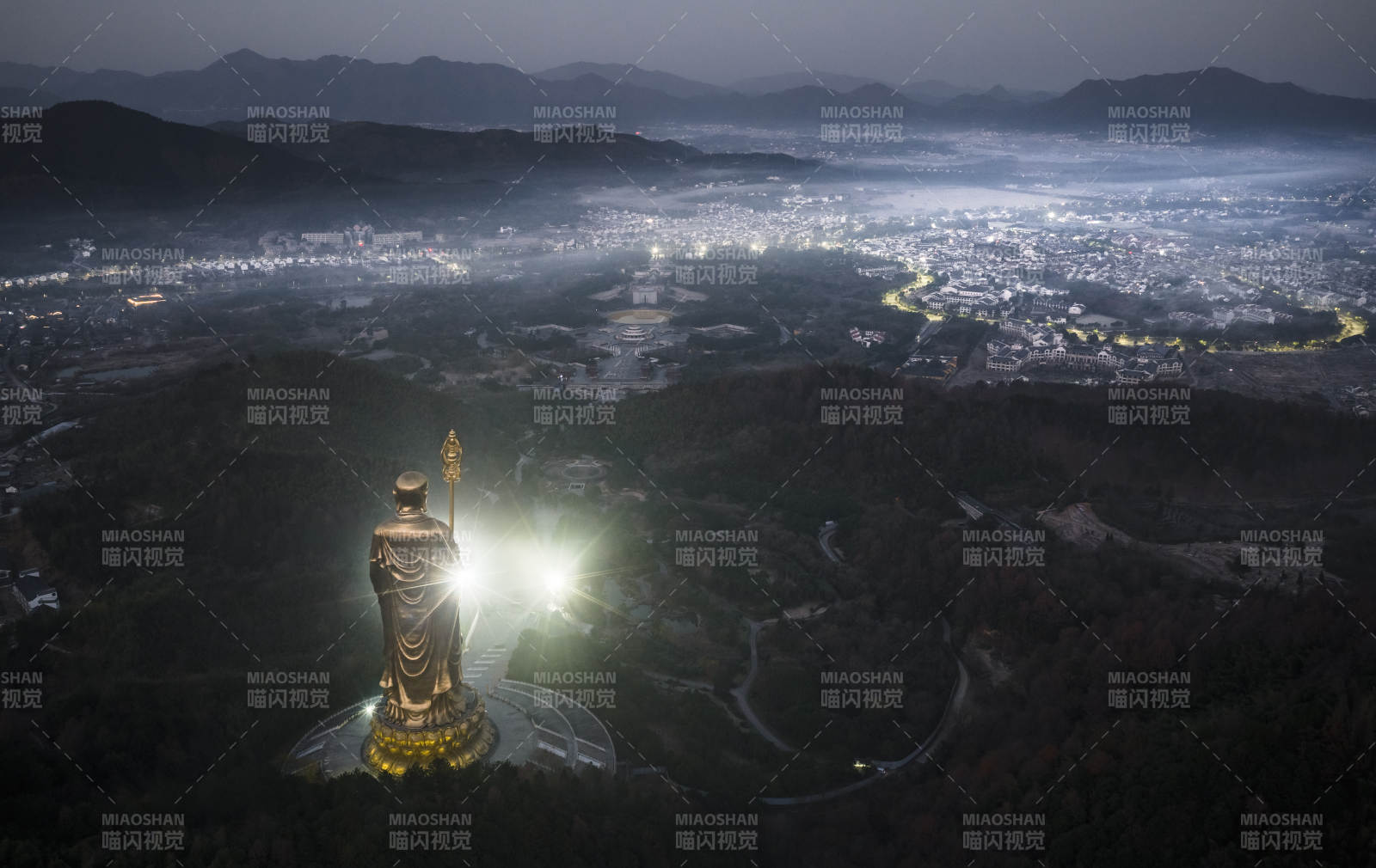 夜幕下的佛像光辉-摄影图