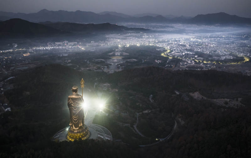 夜幕下的佛像光辉-摄影图