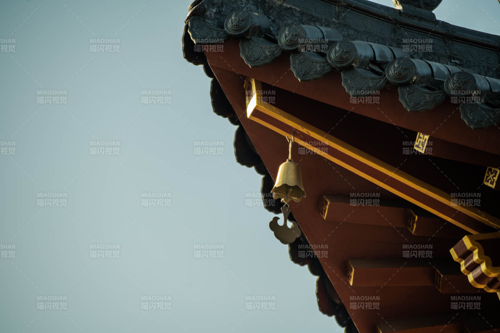 古檐风铃静谧-摄影图