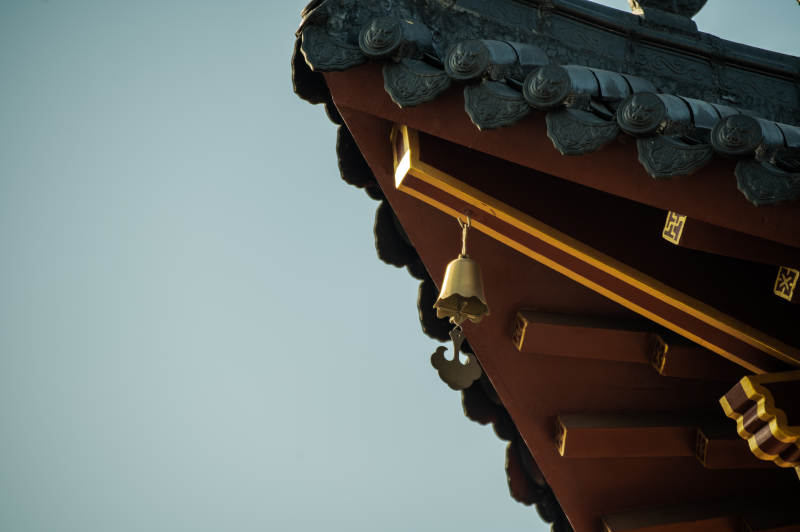 古檐风铃静谧-摄影图