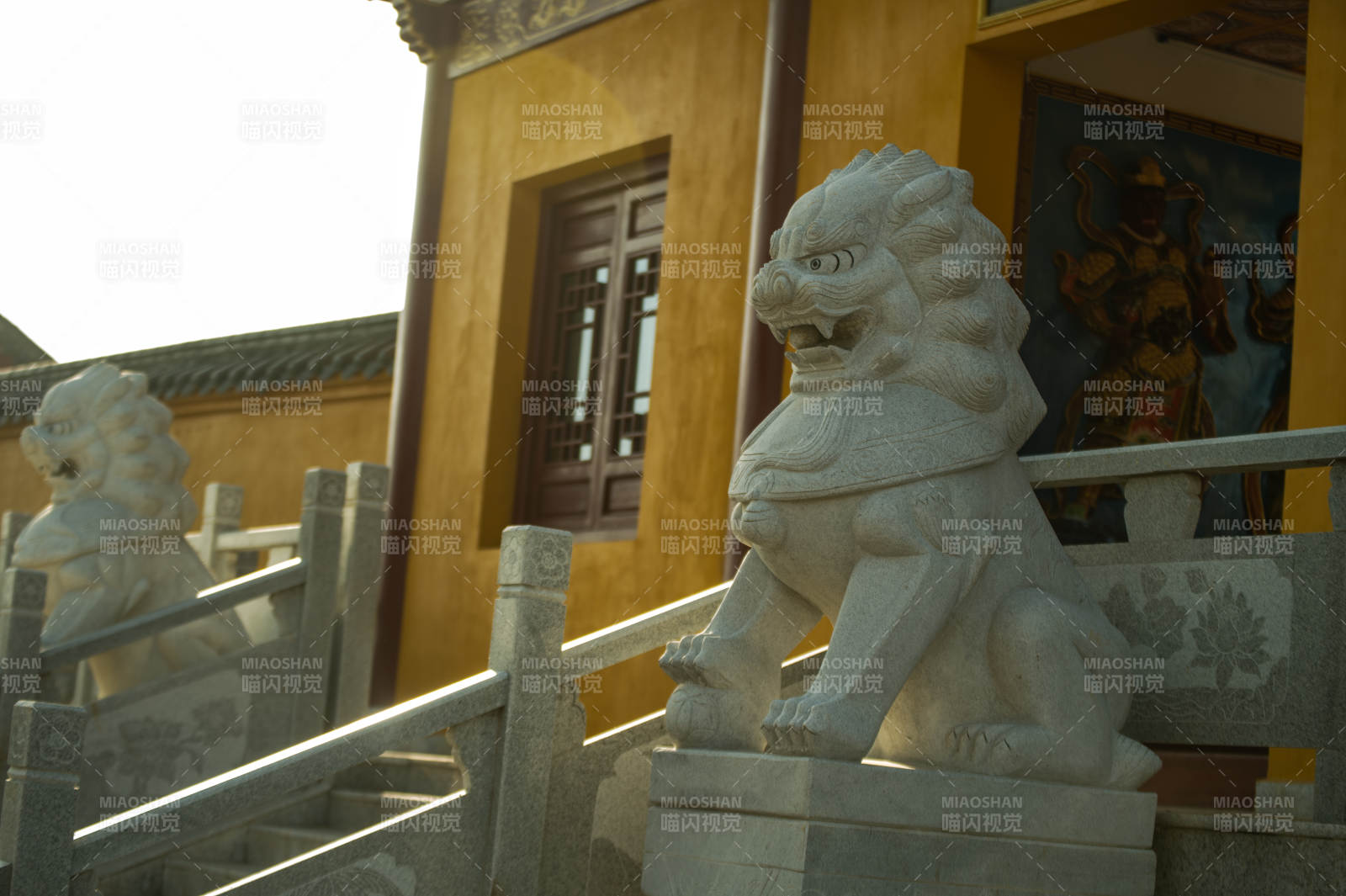 石獅守廟門—青龍山公園寺廟-攝影圖