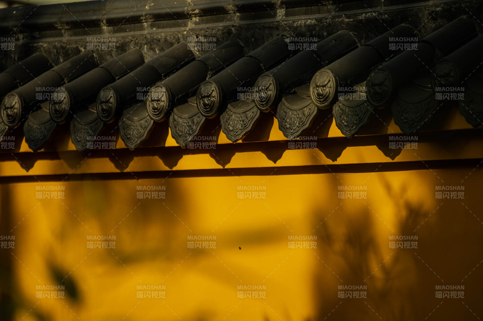 古檐斜影-摄影图