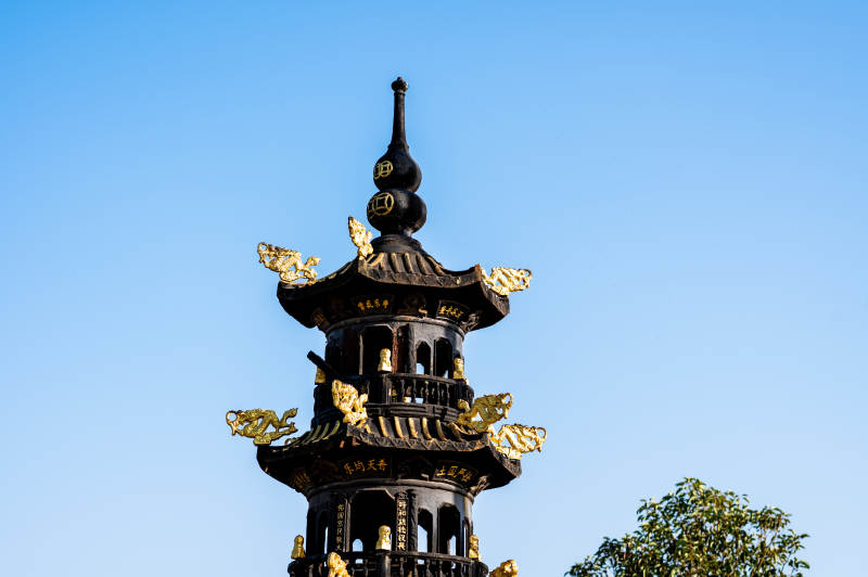 古塔凌云 金饰熠熠-摄影图