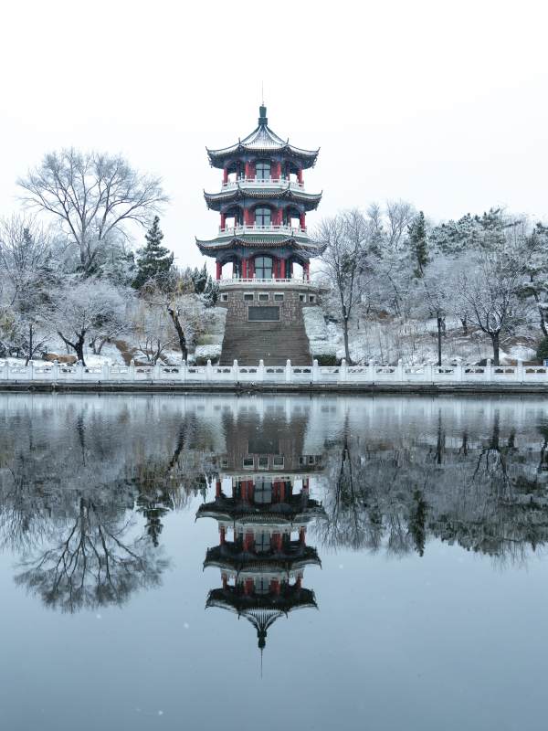 雪中亭台倒影-摄影图