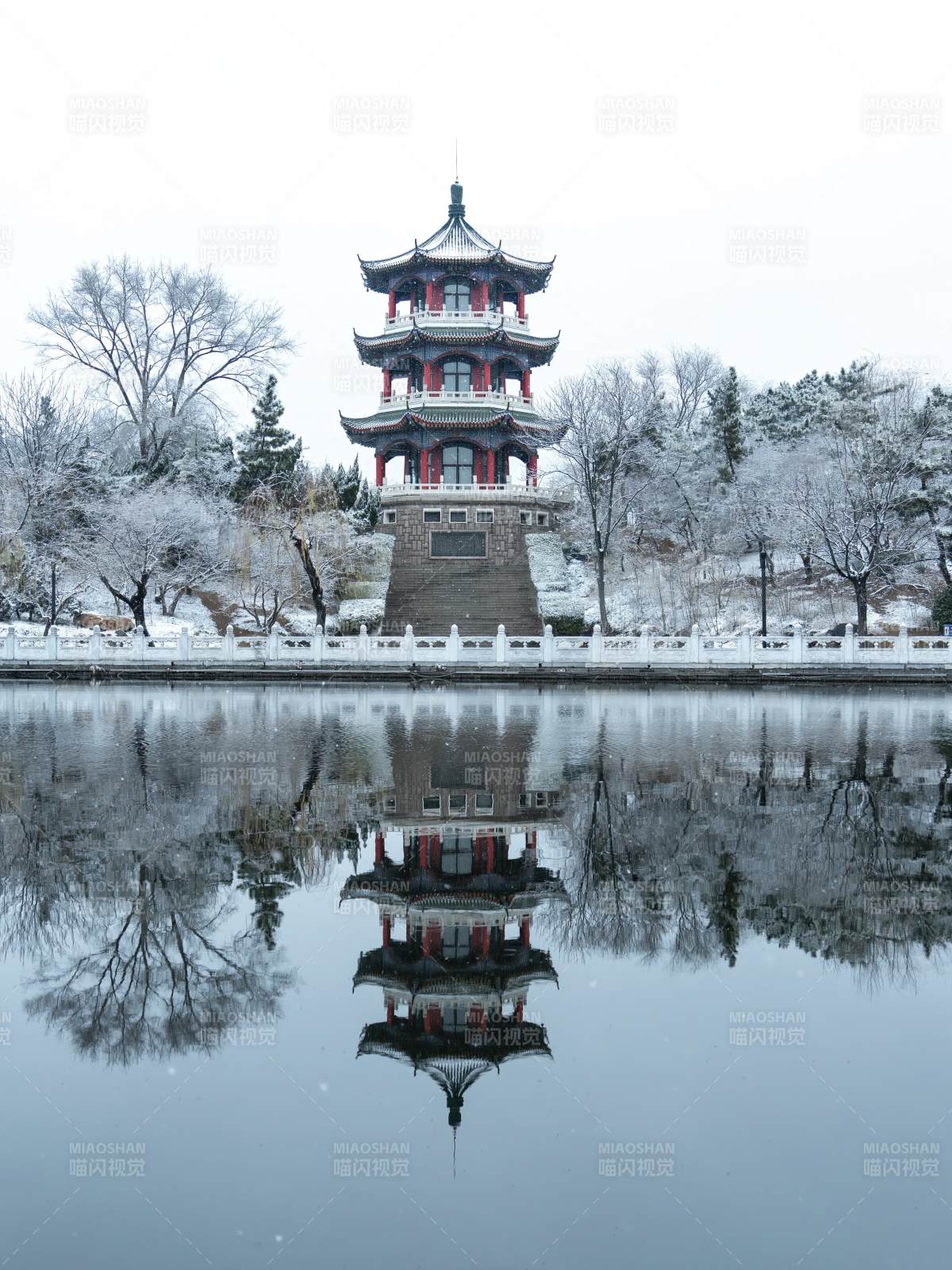 雪中亭台倒影-摄影图