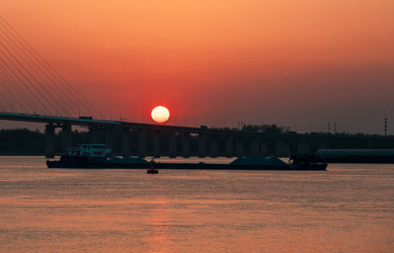 夕陽橋影水天一色-攝影圖
