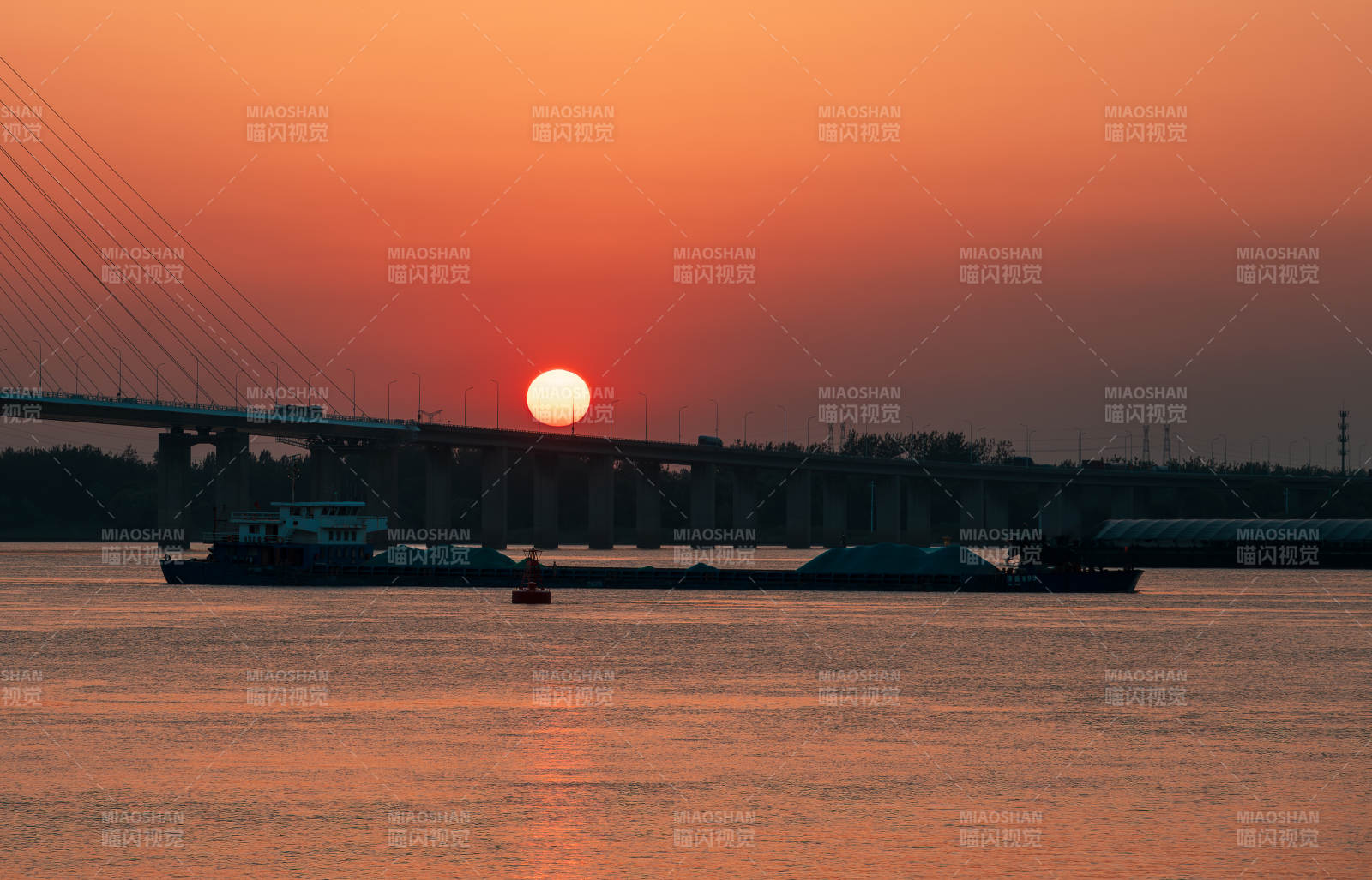 夕陽橋影水天一色-攝影圖