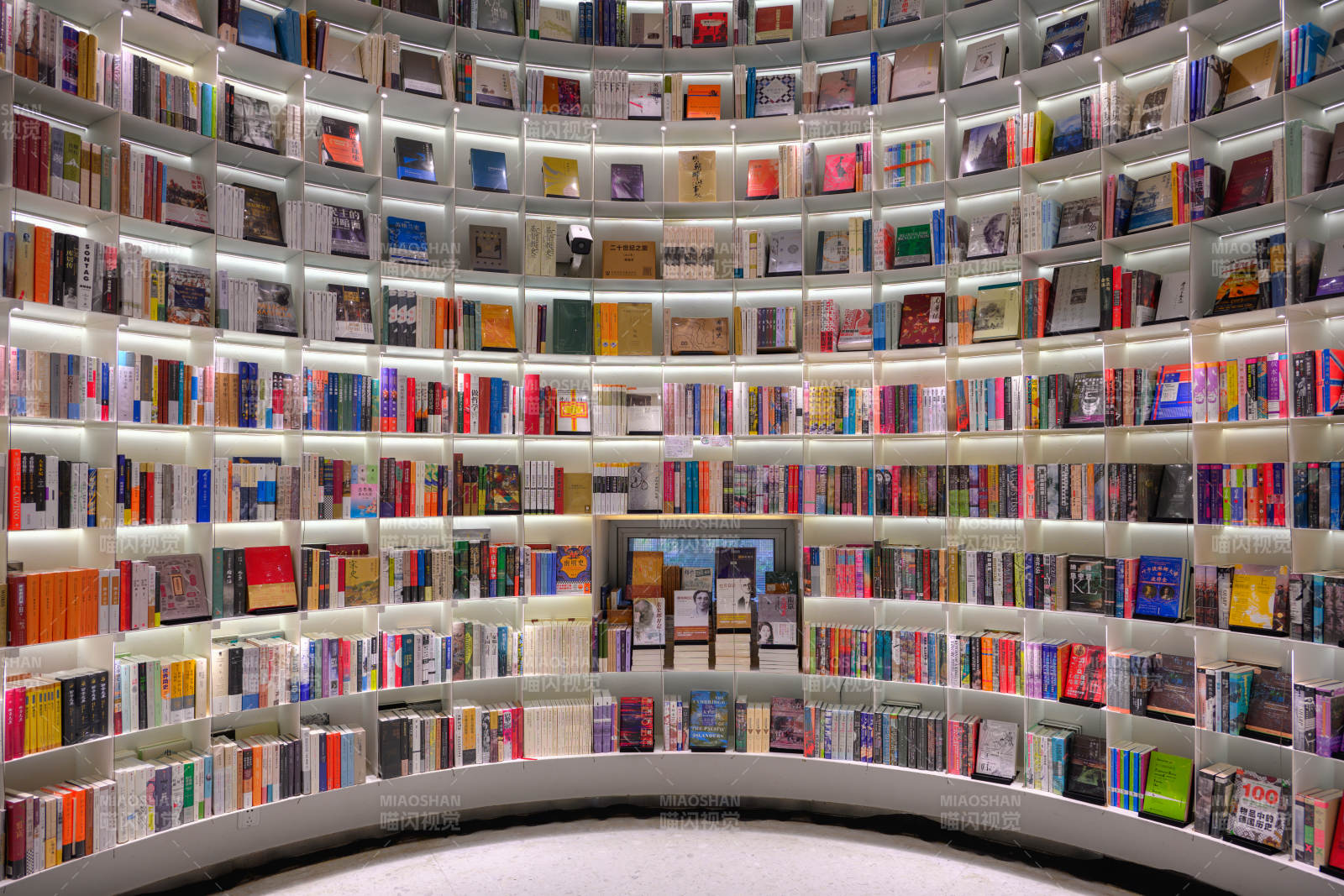 书墙环绕的阅读空间-摄影图