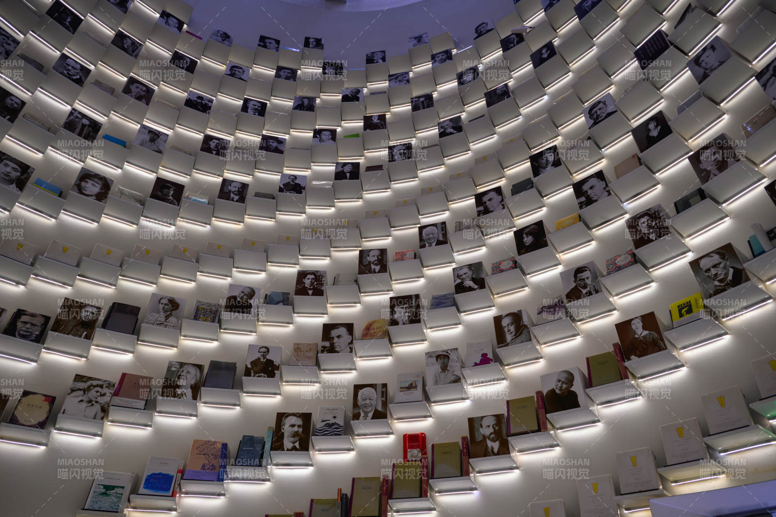 光影书墙艺术展-摄影图