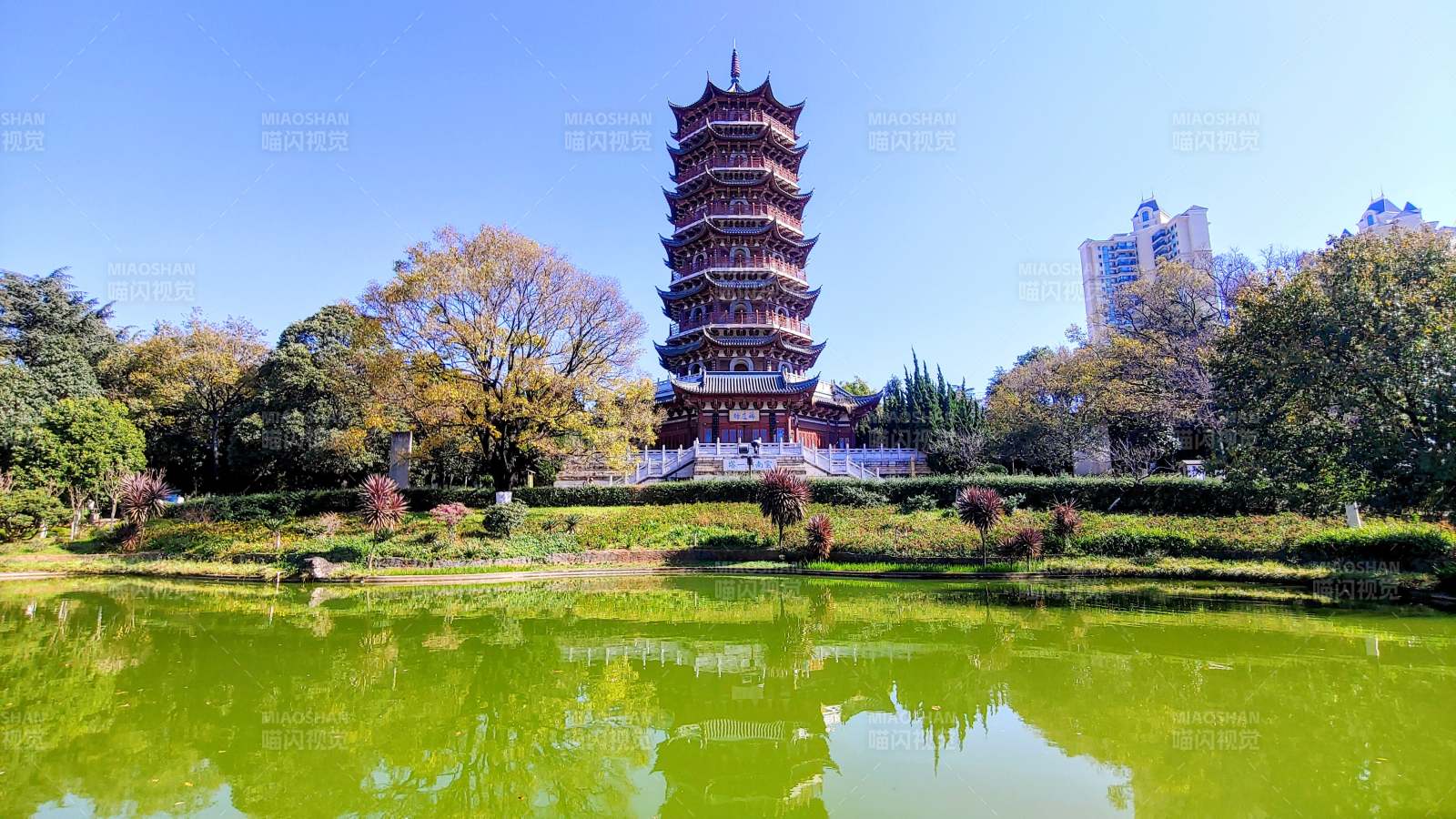 湖畔古塔映秋色-摄影图