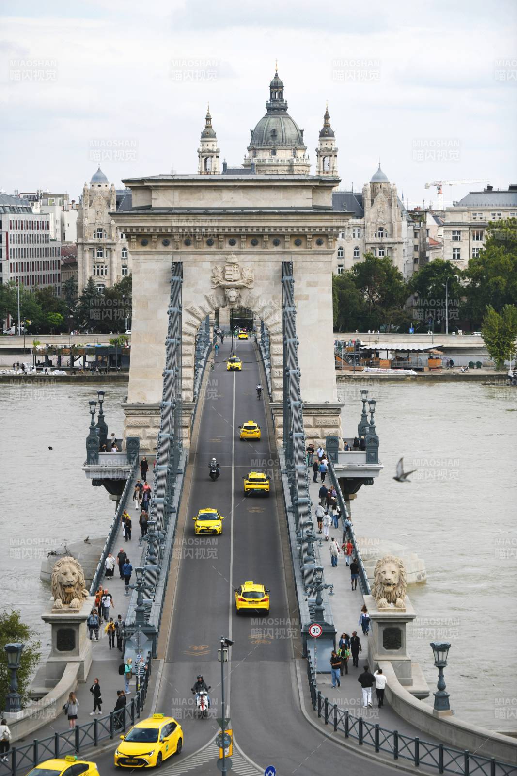 布達(dá)佩斯鏈橋上的黃色出租車-攝影圖