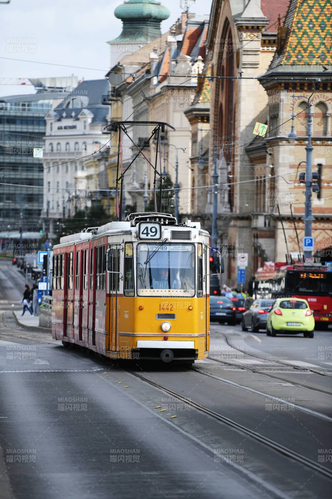 黄色电车穿行城市街景-摄影图
