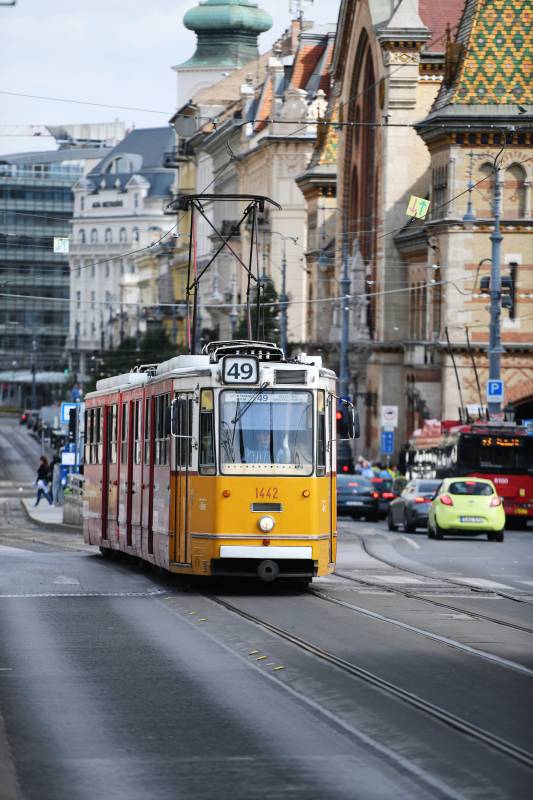 黃色電車穿行城市街景-攝影圖