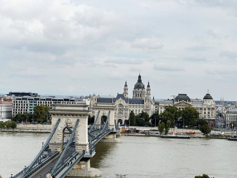 鏈橋橫跨多瑙河-攝影圖