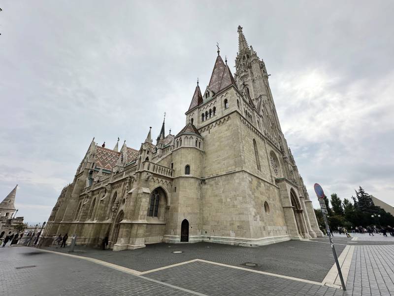 宏偉教堂矗立廣場-攝影圖