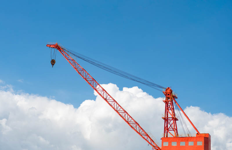 紅色塔吊藍(lán)天白云-攝影圖
