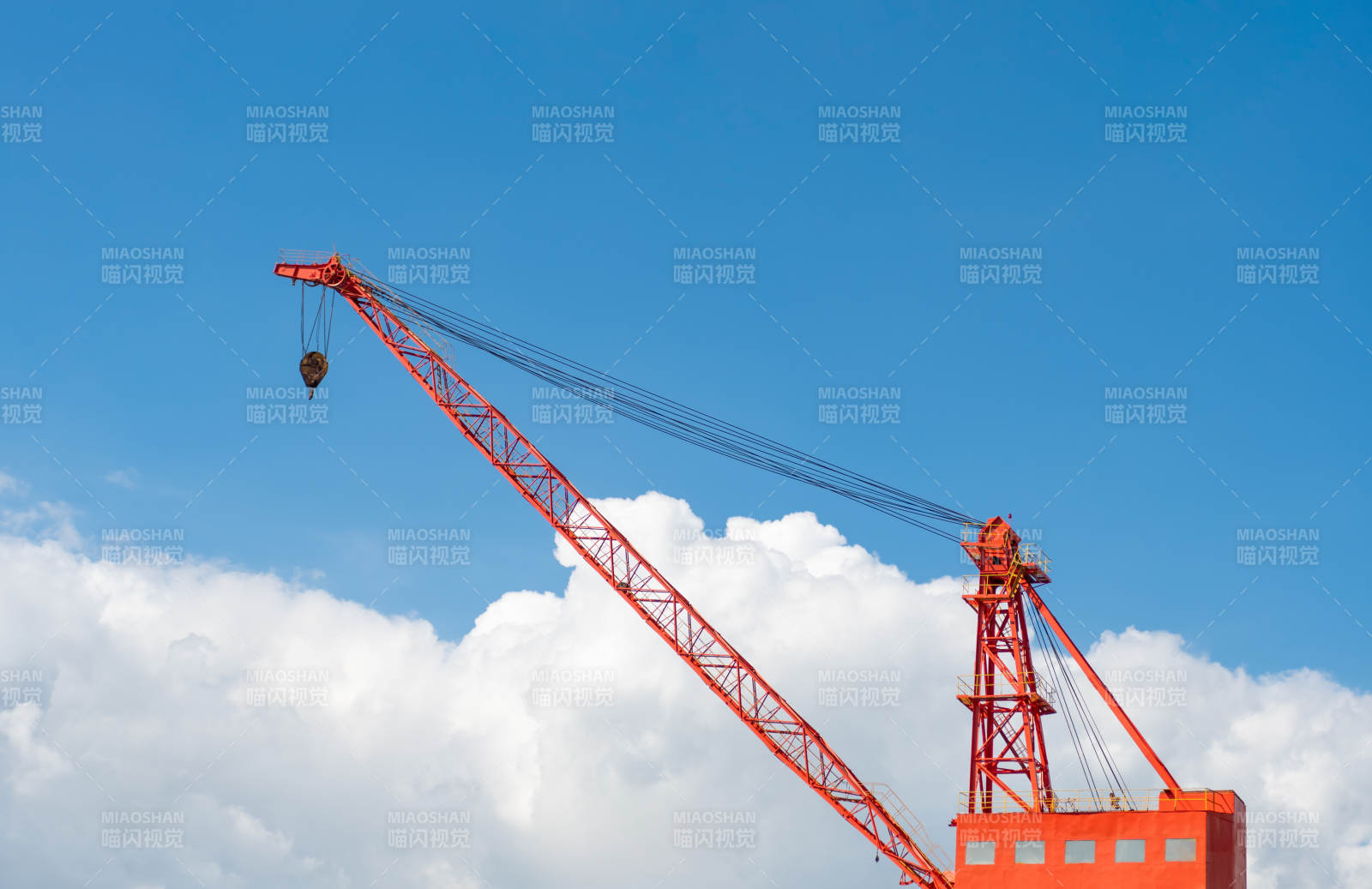 红色塔吊蓝天白云-摄影图