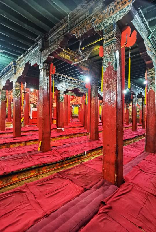 紅柱金頂古寺內景-攝影圖