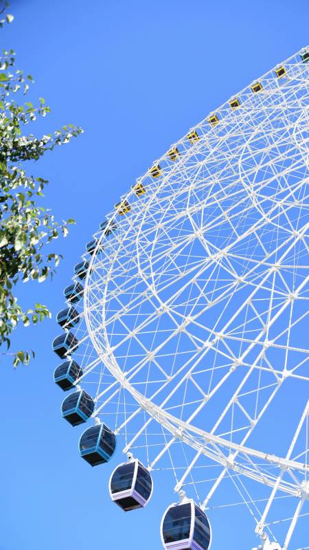 摩天轮蓝天映衬-摄影图