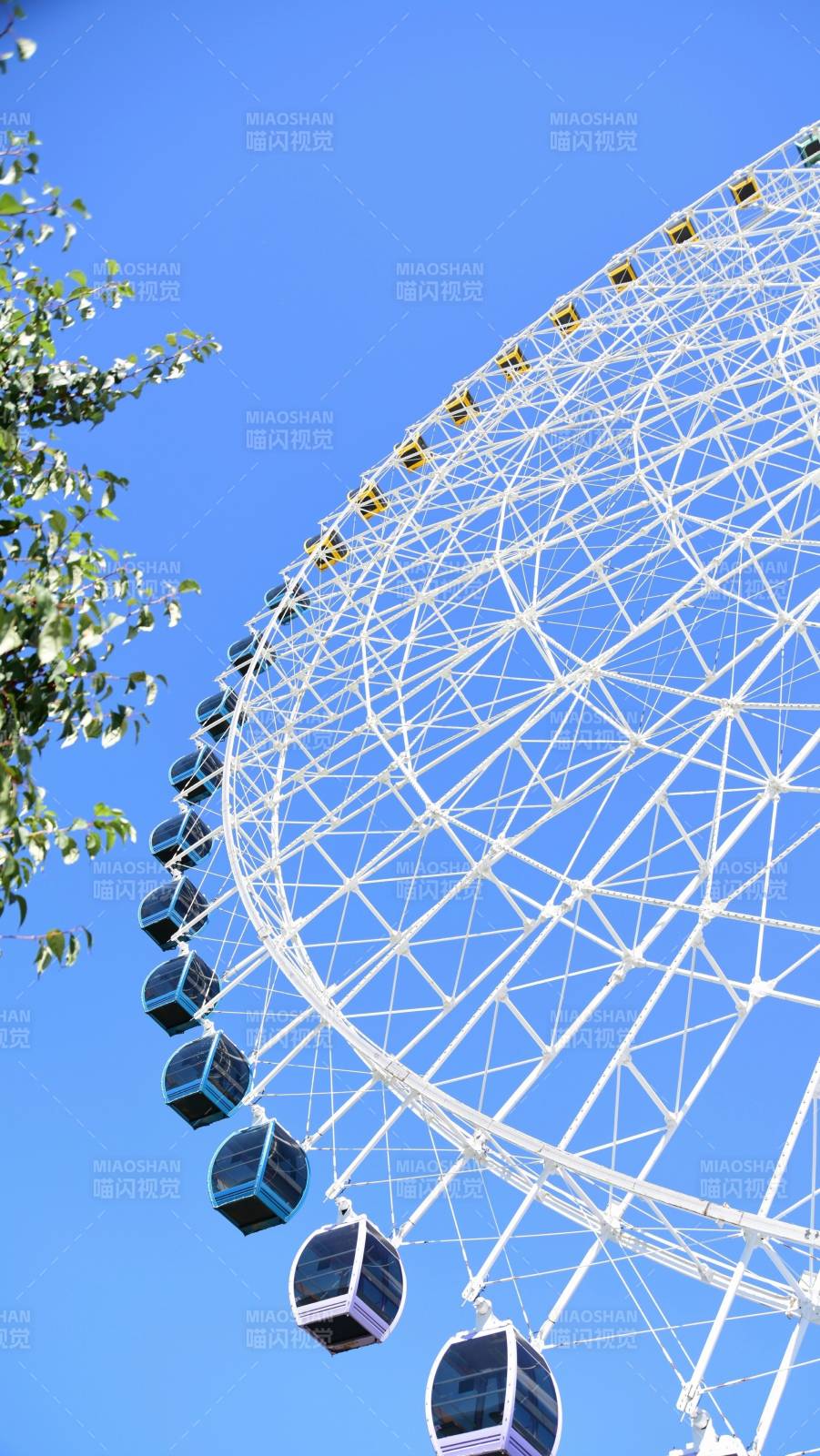 摩天輪藍天映襯-攝影圖