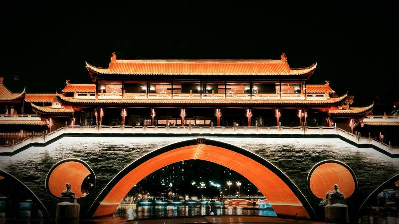 夜色中的古桥楼阁-摄影图