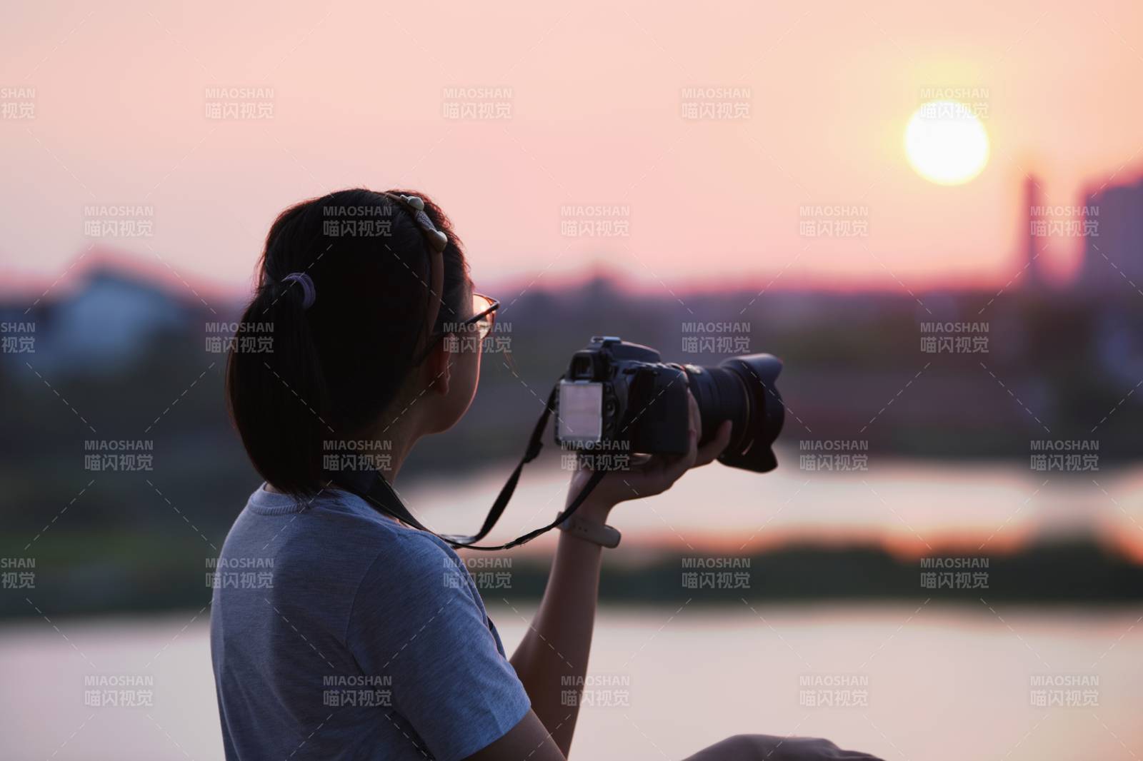 夕陽下拍照的女孩-攝影圖