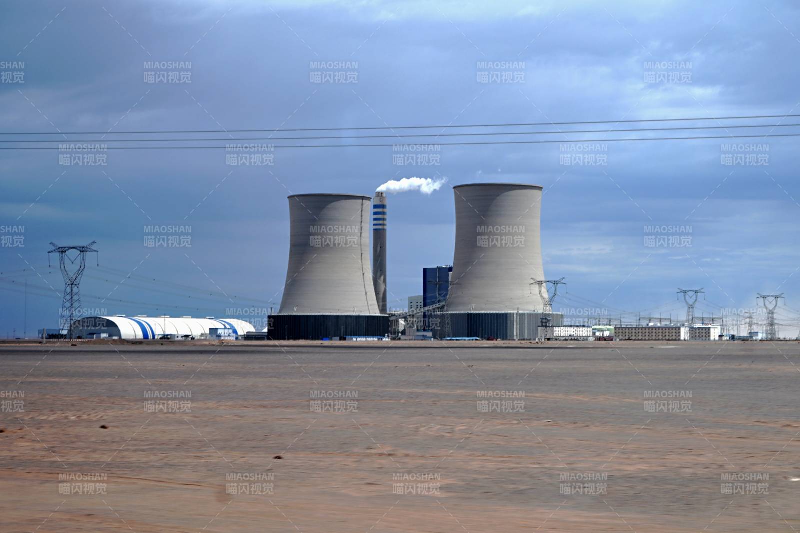 核電站冷卻塔（新疆哈密）-攝影圖