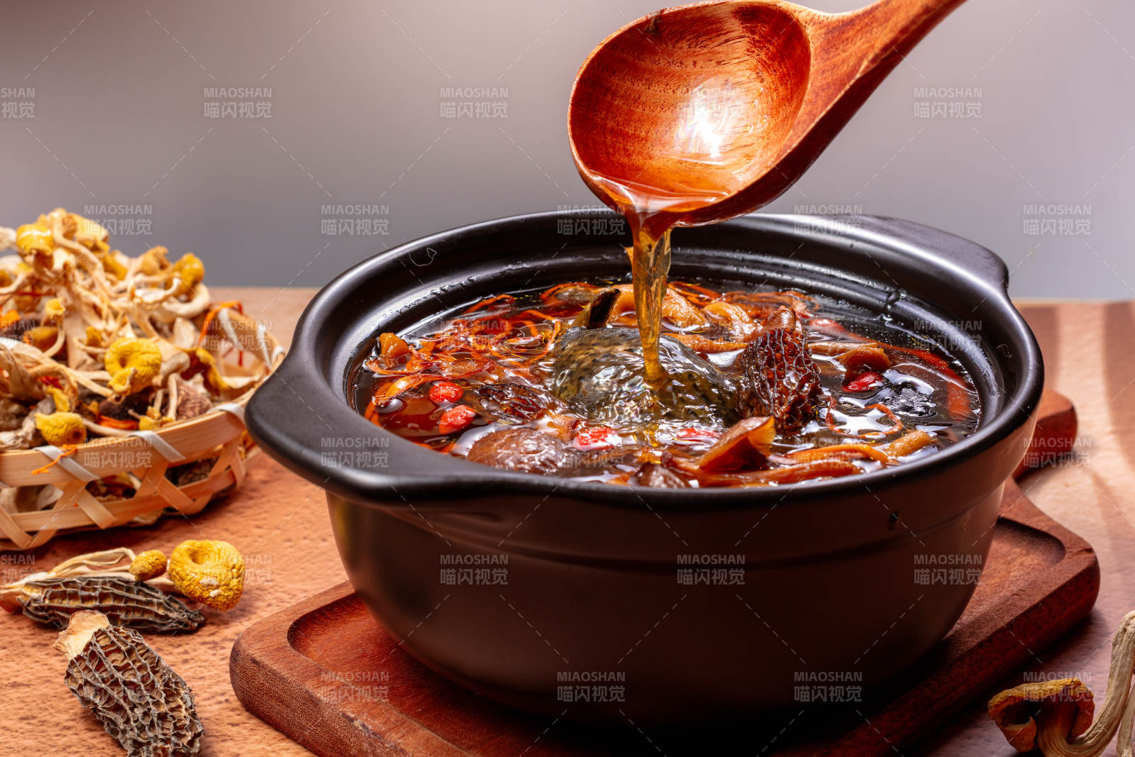 菌菇烏雞湯-攝影圖