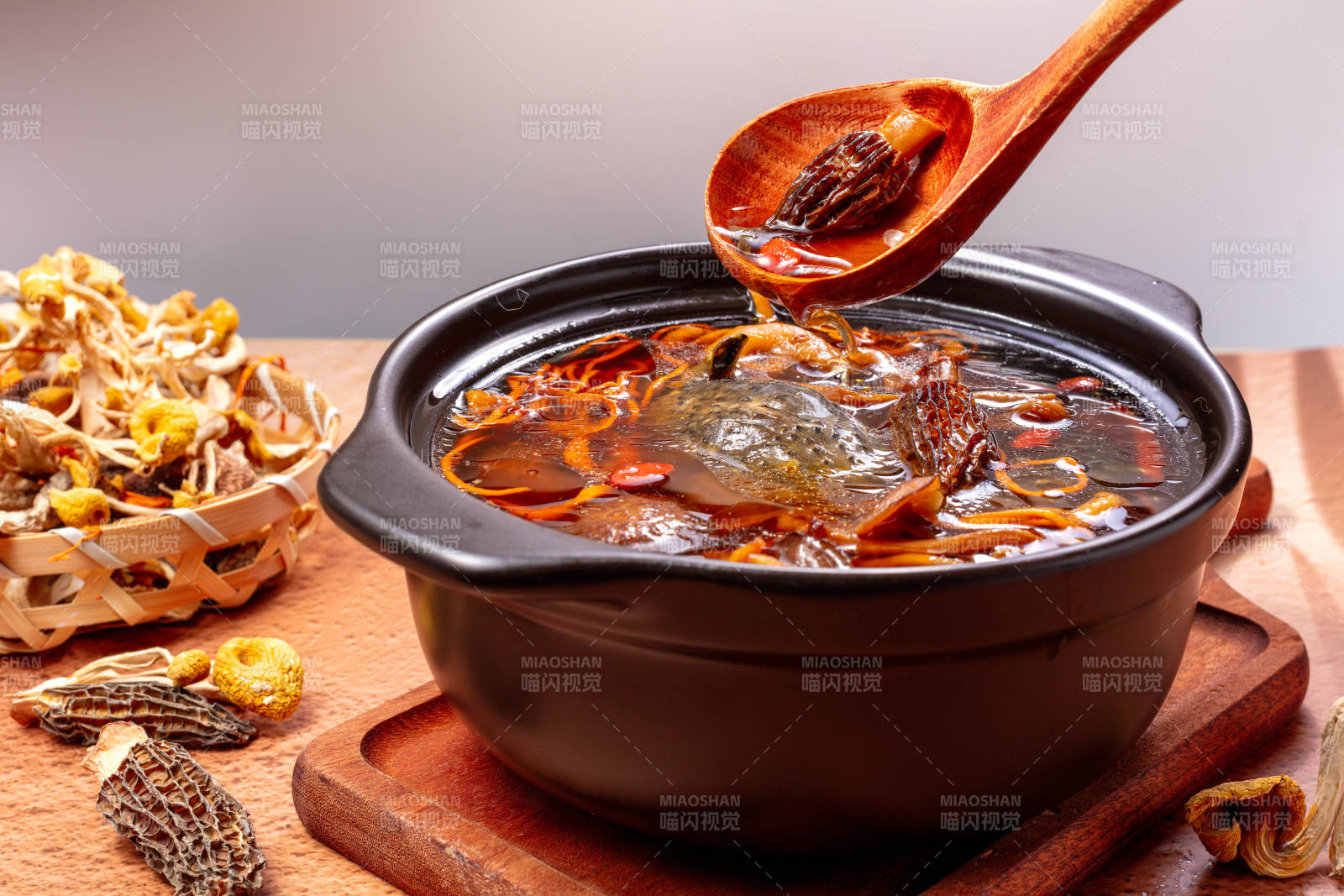 菌菇乌鸡汤-摄影图