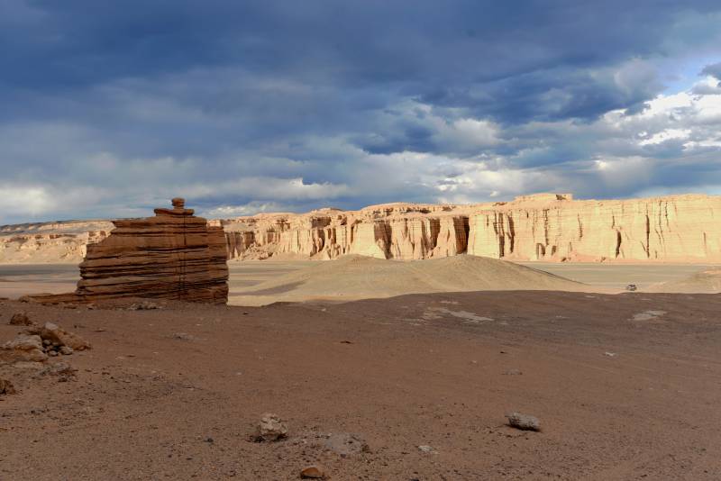 荒漠孤塔映云天-攝影圖