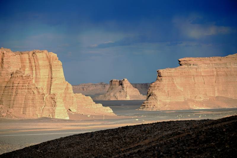 荒漠奇巖景觀-攝影圖
