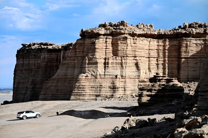 荒漠奇巖與越野車-攝影圖