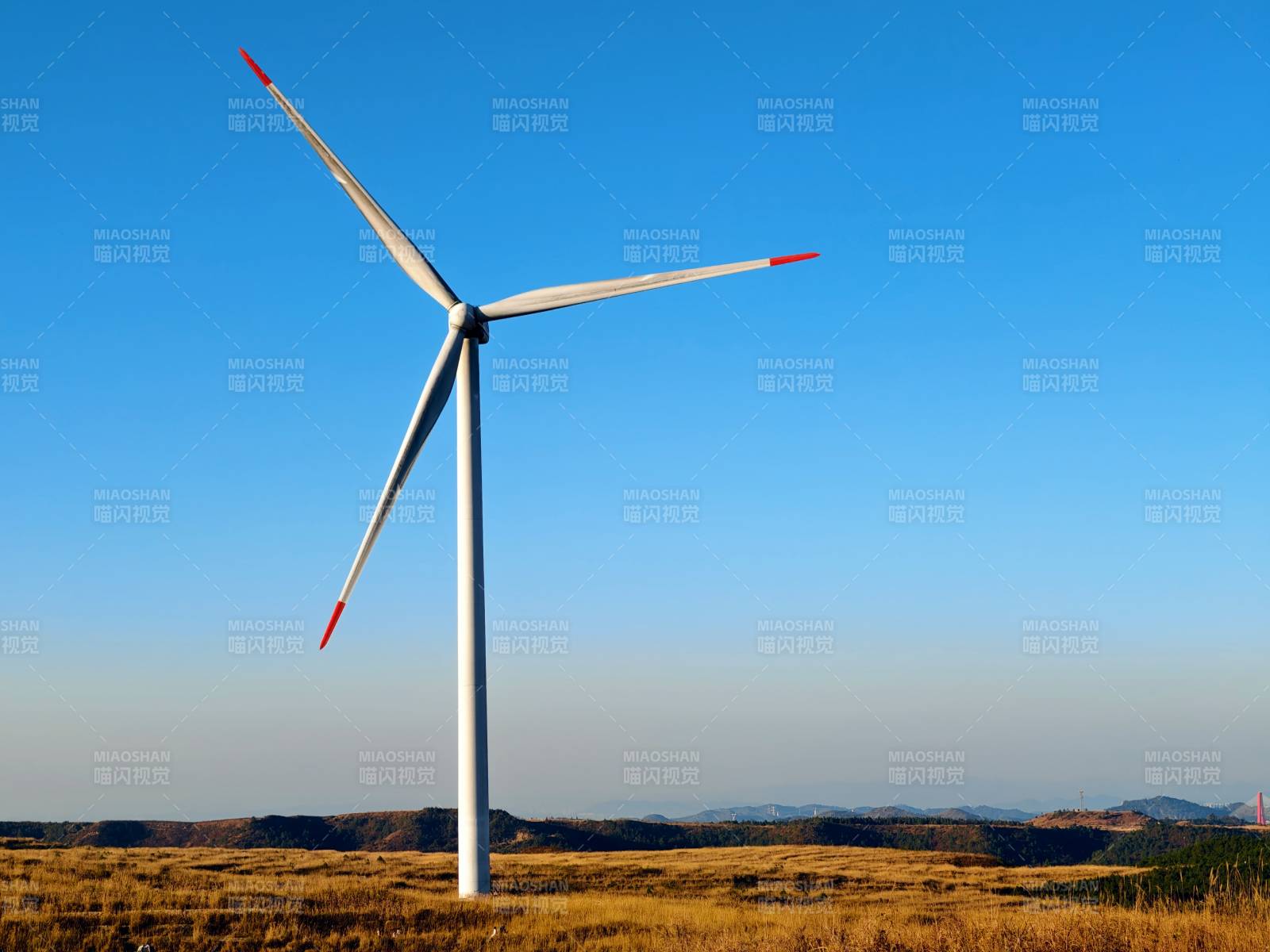 风车矗立草原-摄影图