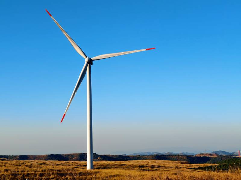 风车矗立草原-摄影图