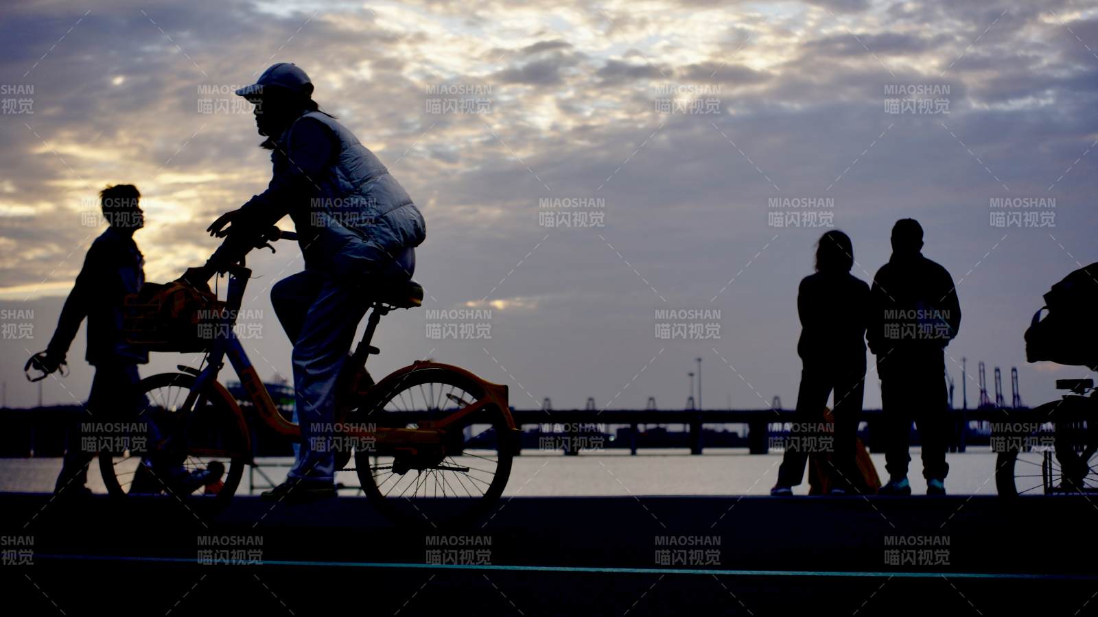 黃昏騎行剪影-攝影圖