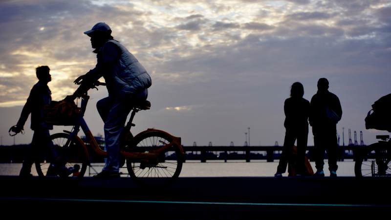 黄昏骑行剪影-摄影图