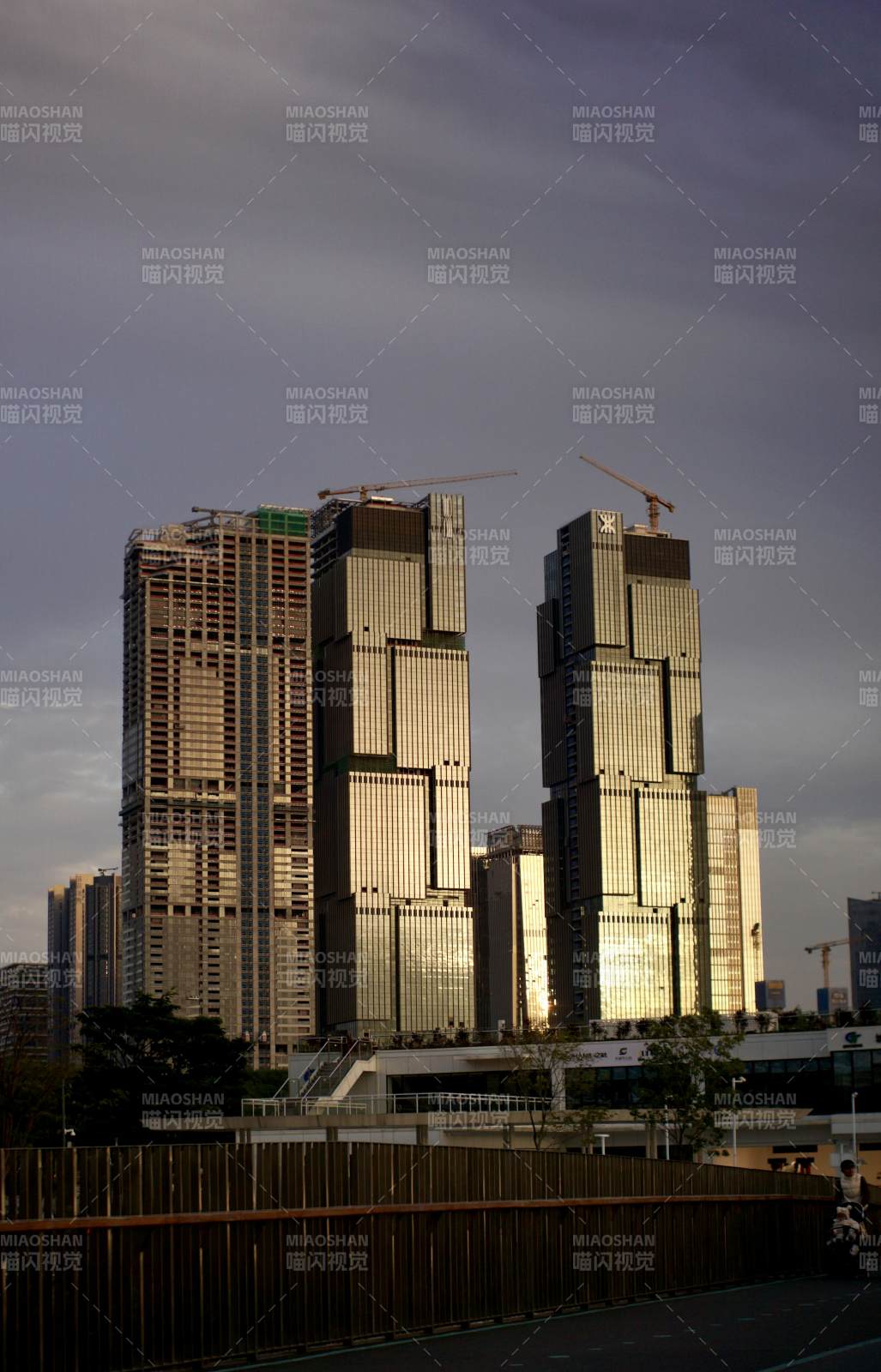 城市高楼剪影-摄影图