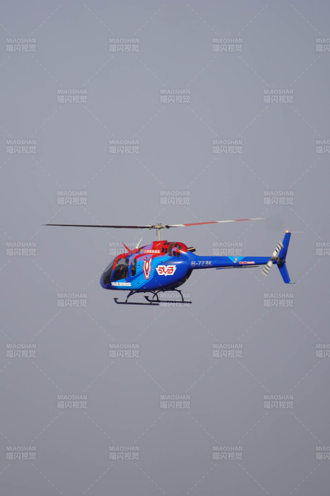 藍色直升機飛行中-攝影圖