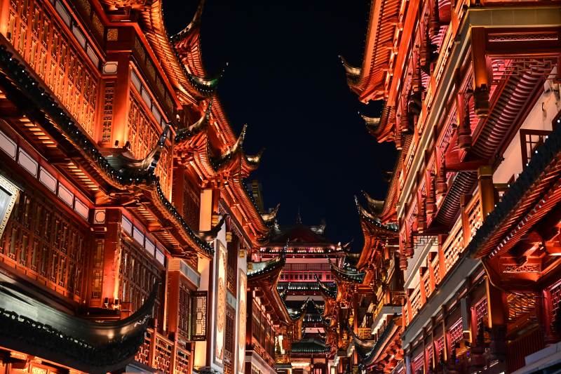 夜幕下的古街灯火-摄影图