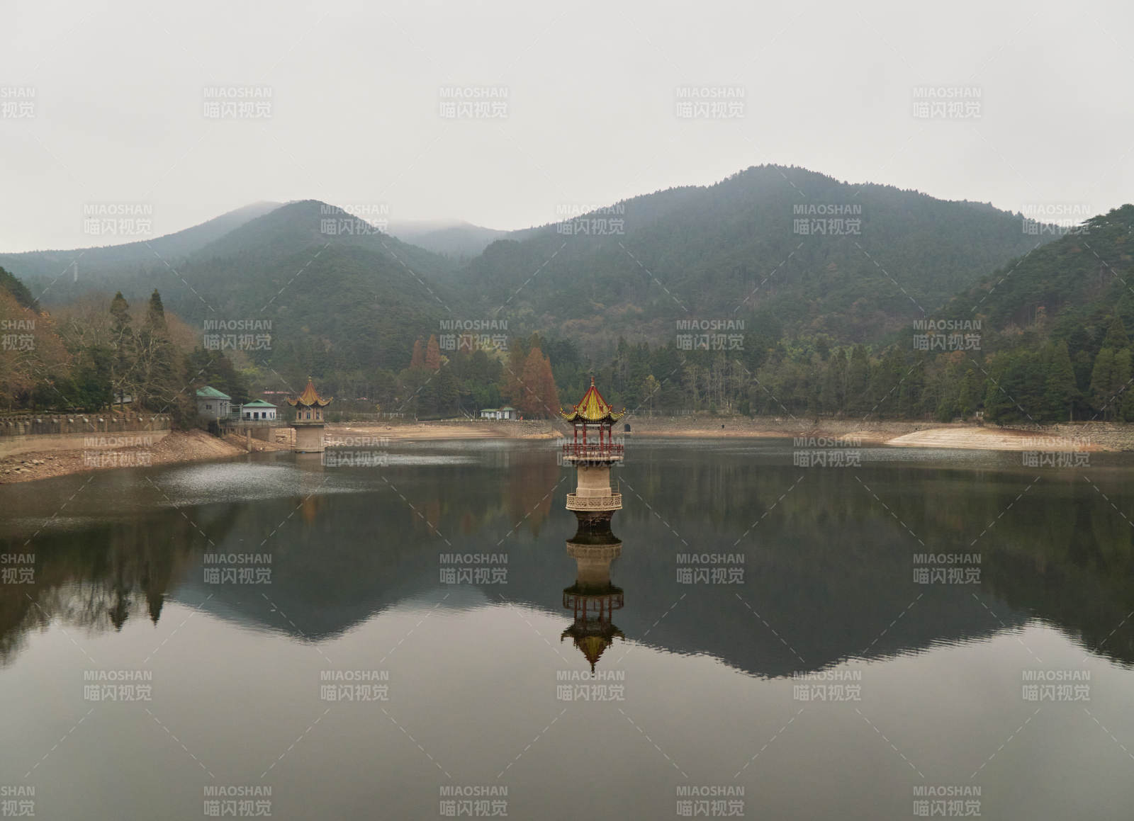 庐山芦林湖湖心亭景观-摄影图