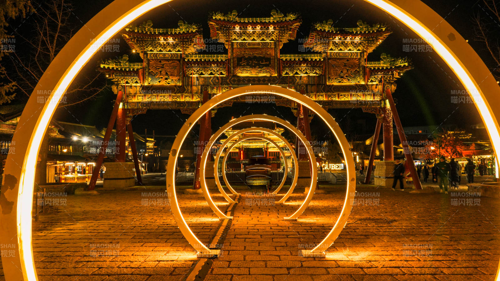 古北水镇夜景拱门映古塔-摄影图