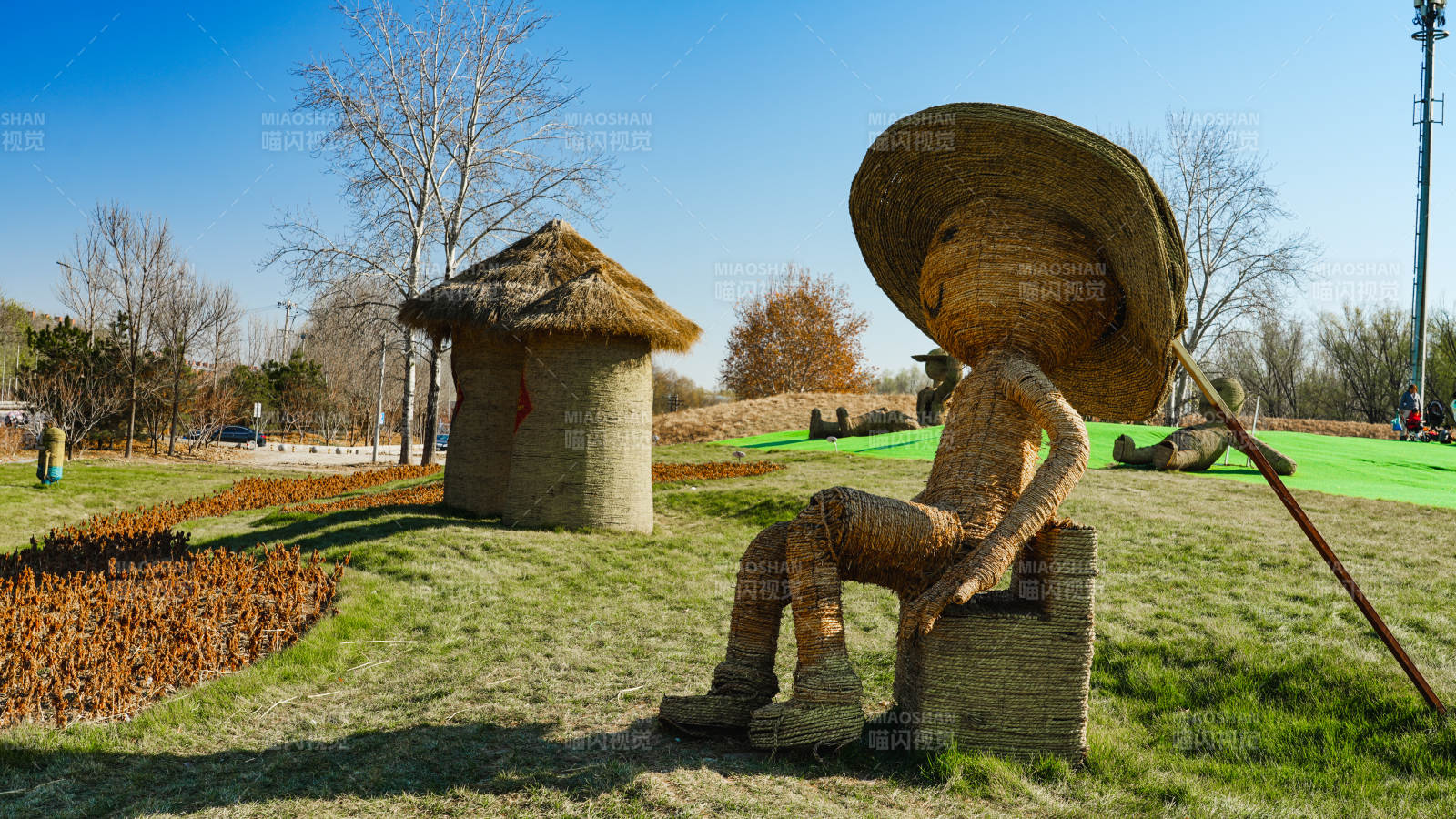 稻香花海稻草人静坐田园-摄影图