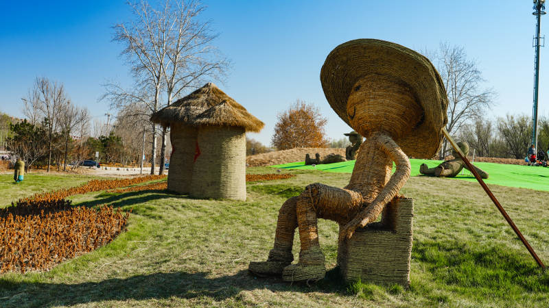 稻草人静坐田园-摄影图