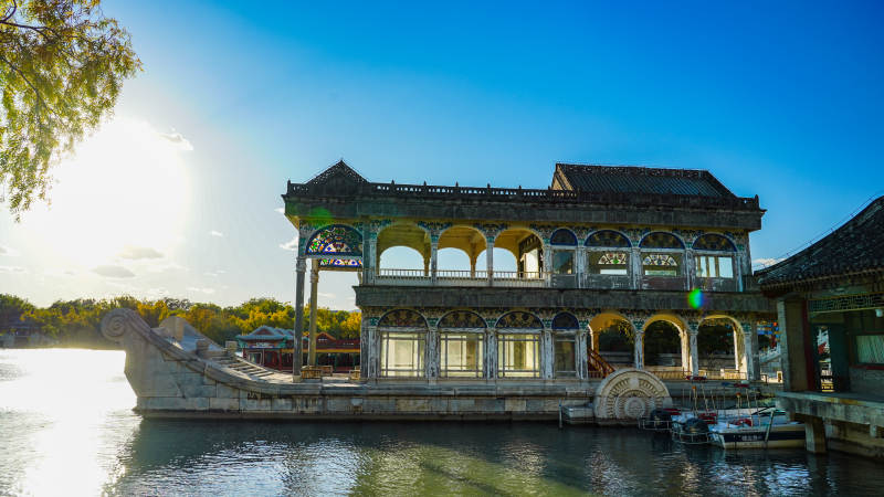 湖畔古建筑风光-摄影图