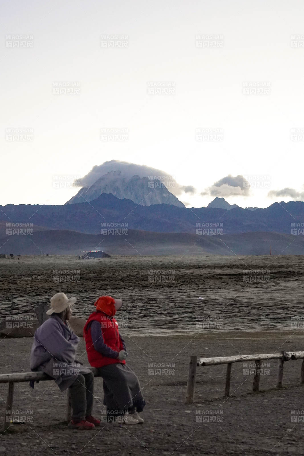 雪山前的靜謐時光-攝影圖