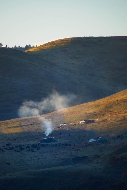 草原炊烟袅袅-摄影图