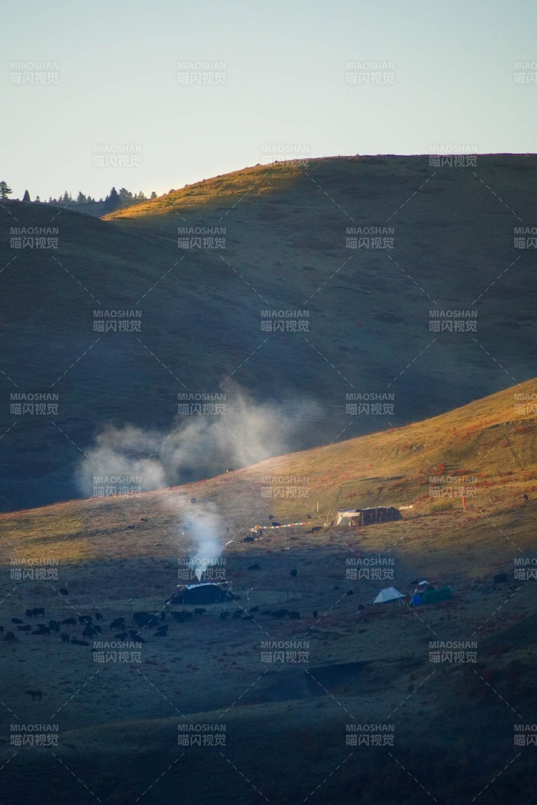 草原旷野炊烟-摄影图