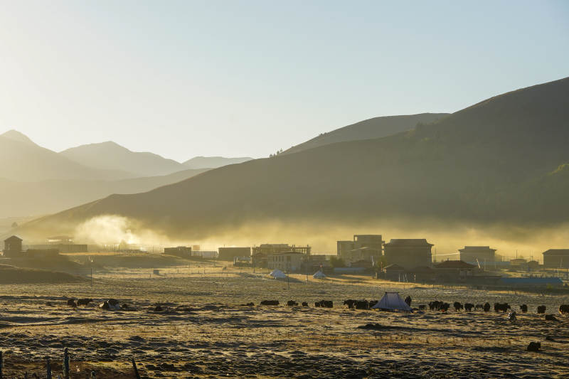 晨雾中的山城-摄影图