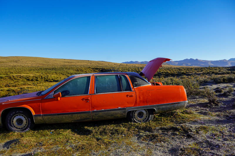 荒野中的红色轿车-摄影图